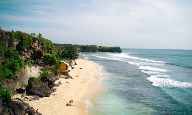 6 Pantai Terpencil Mengajak Anda ke Pulau Mempesona Bali