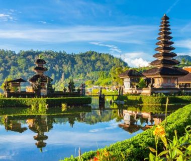 9 Tempat Terfavorit untuk Travel Bucket Anda di Indonesia