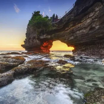 Pantai Batu Bolong, Pantai Indah Dikelilingi Tebing Eksotis di Bali
