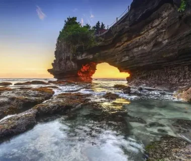 Pantai Batu Bolong, Pantai Indah Dikelilingi Tebing Eksotis di Bali