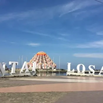 Pantai Losari, Spot Terbaik Menikmati Panorama Alam Sembari Kulineran di Makassar