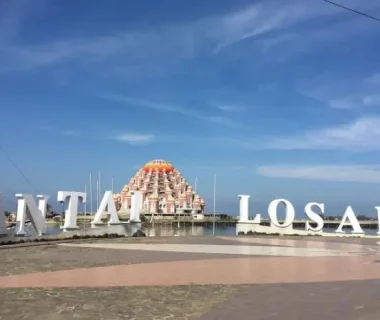 Pantai Losari, Spot Terbaik Menikmati Panorama Alam Sembari Kulineran di Makassar